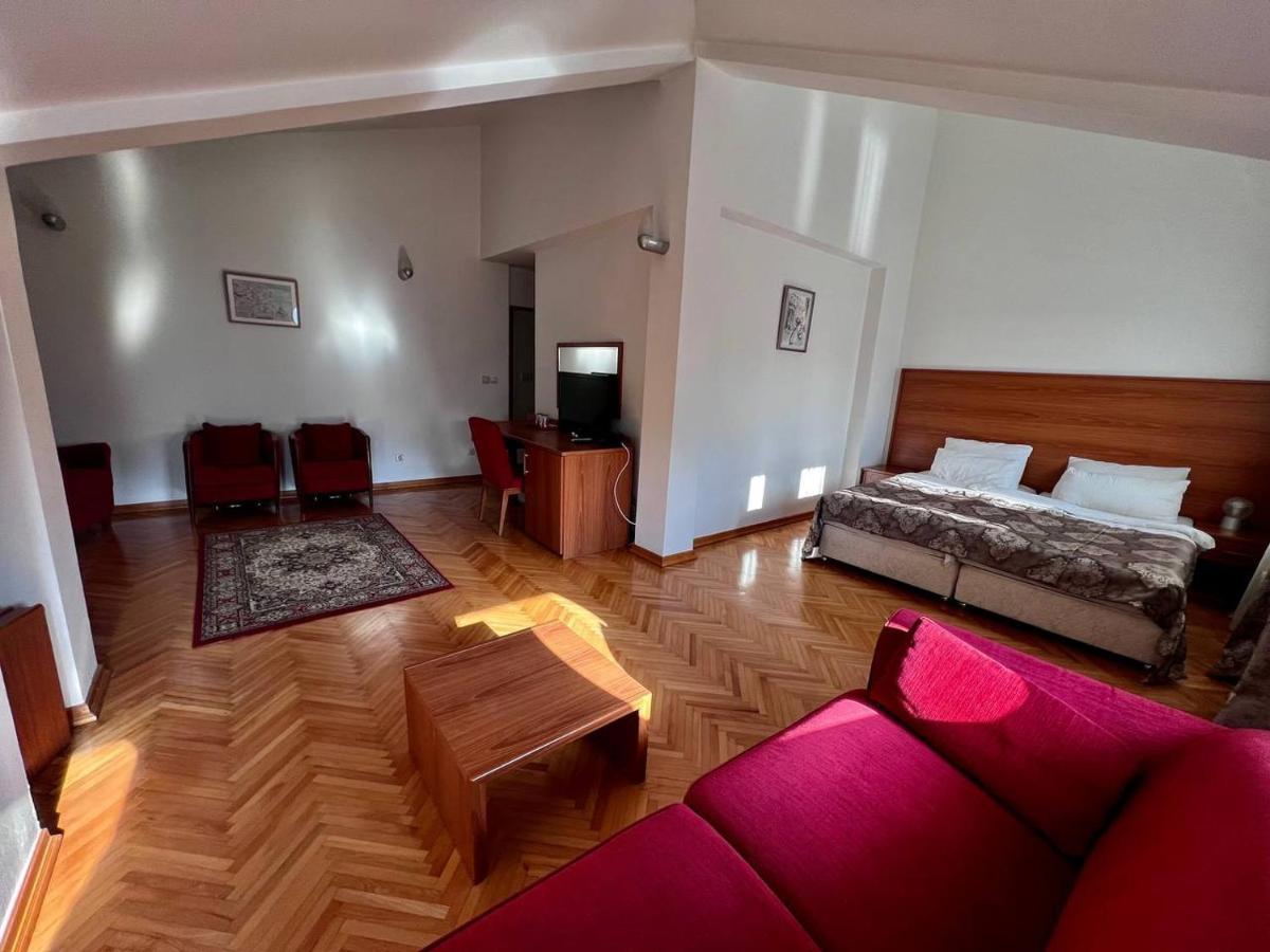 Hotel Ambasador Podgorica Luaran gambar