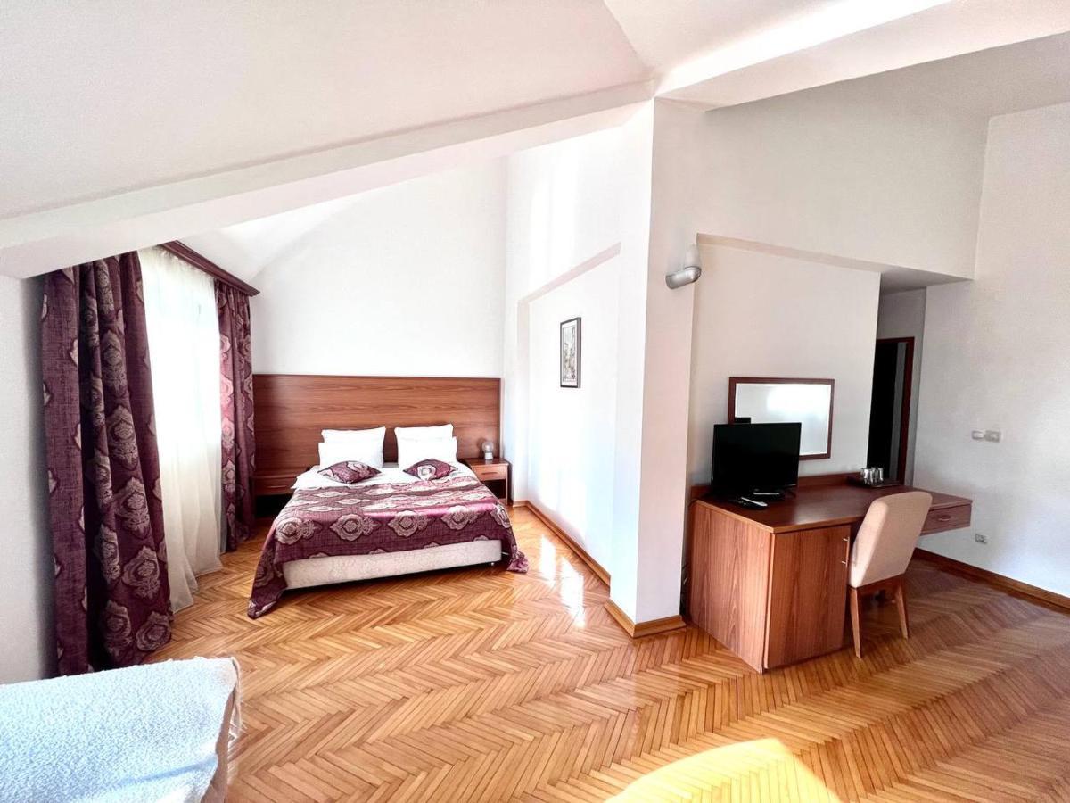 Hotel Ambasador Podgorica Luaran gambar