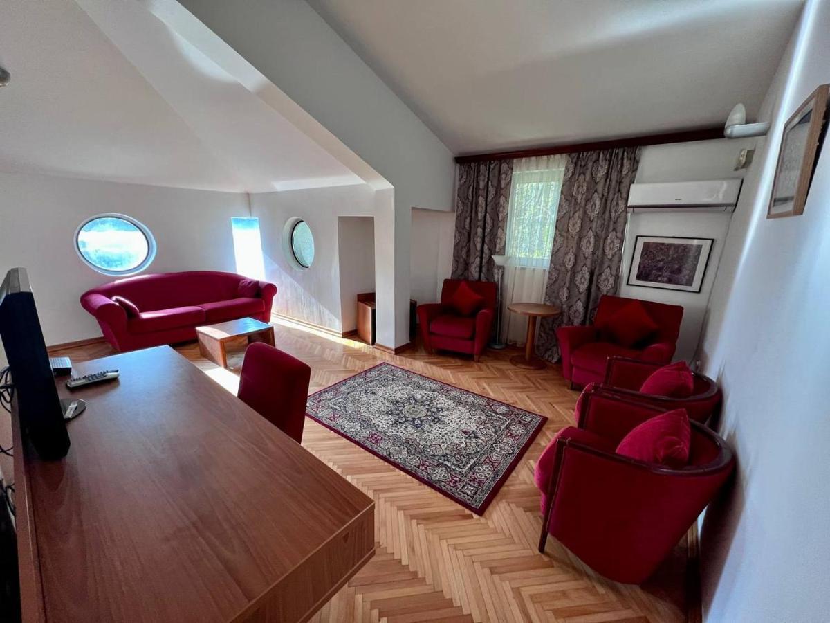 Hotel Ambasador Podgorica Luaran gambar