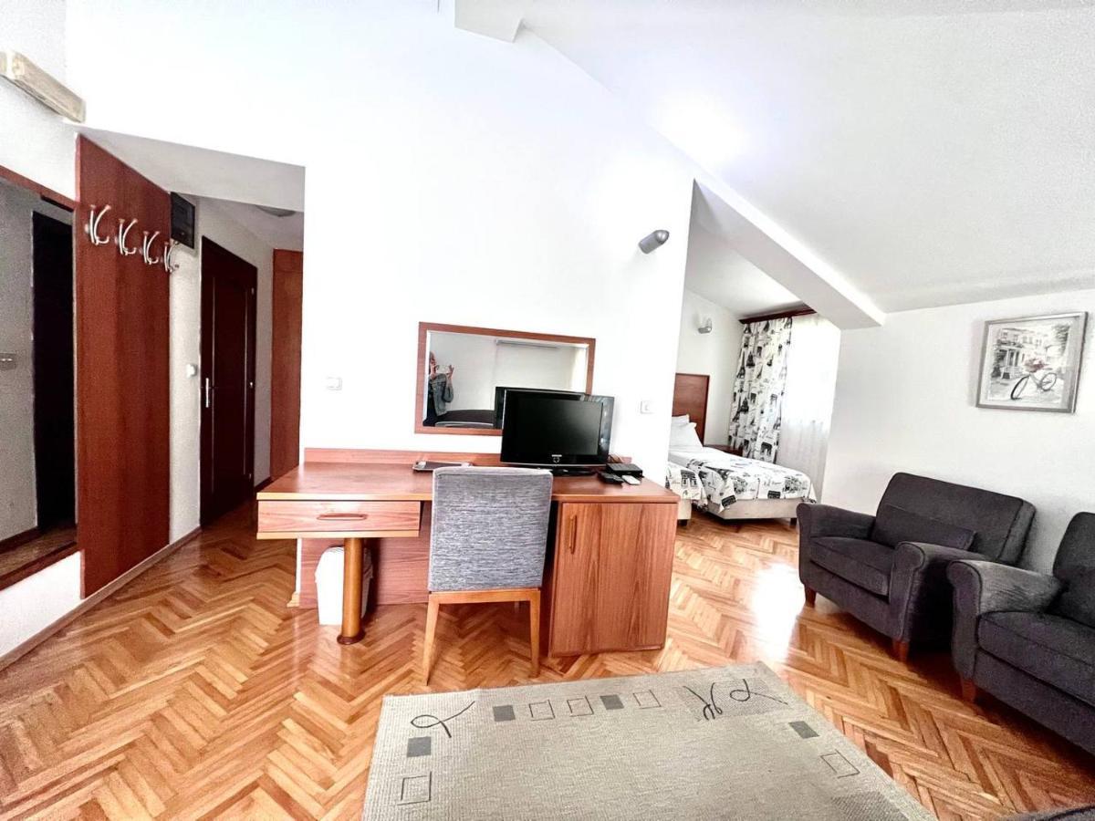 Hotel Ambasador Podgorica Luaran gambar