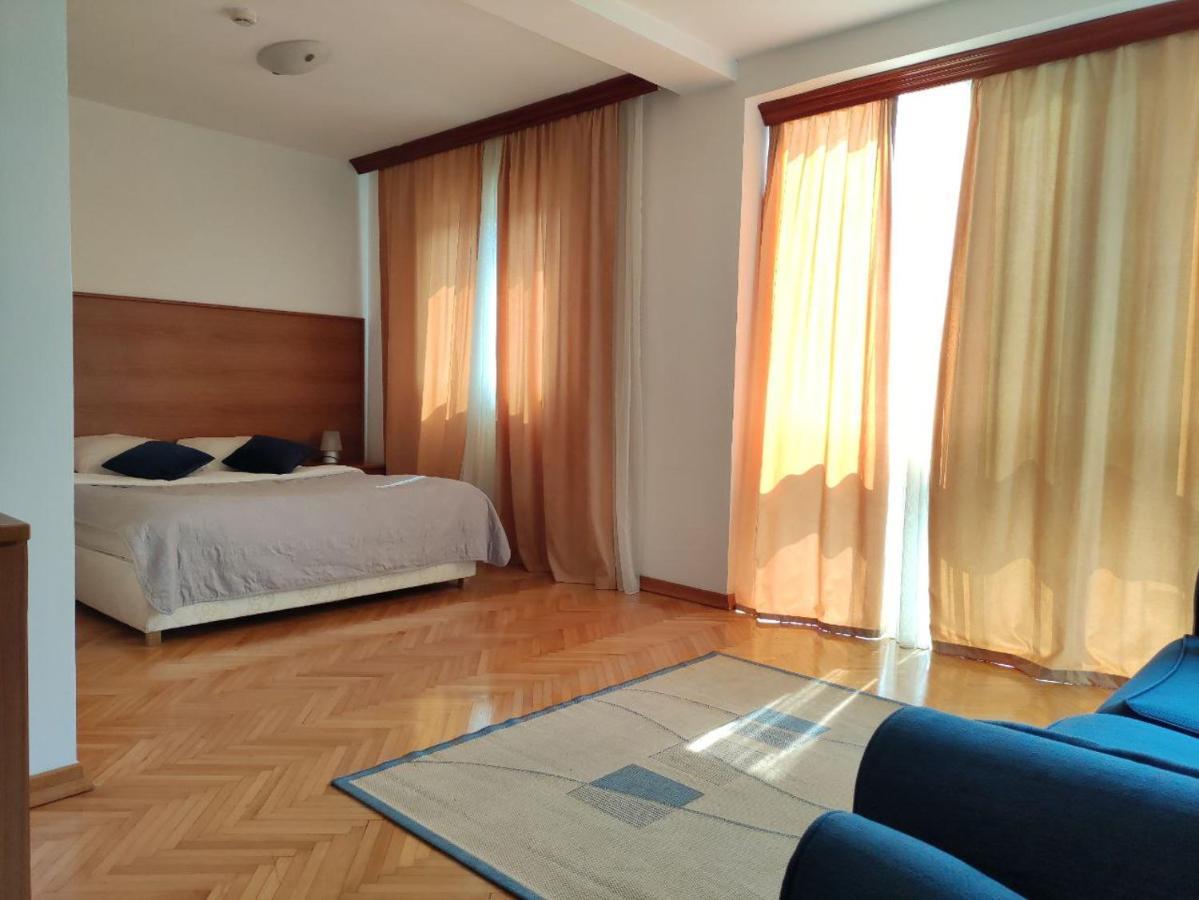 Hotel Ambasador Podgorica Luaran gambar