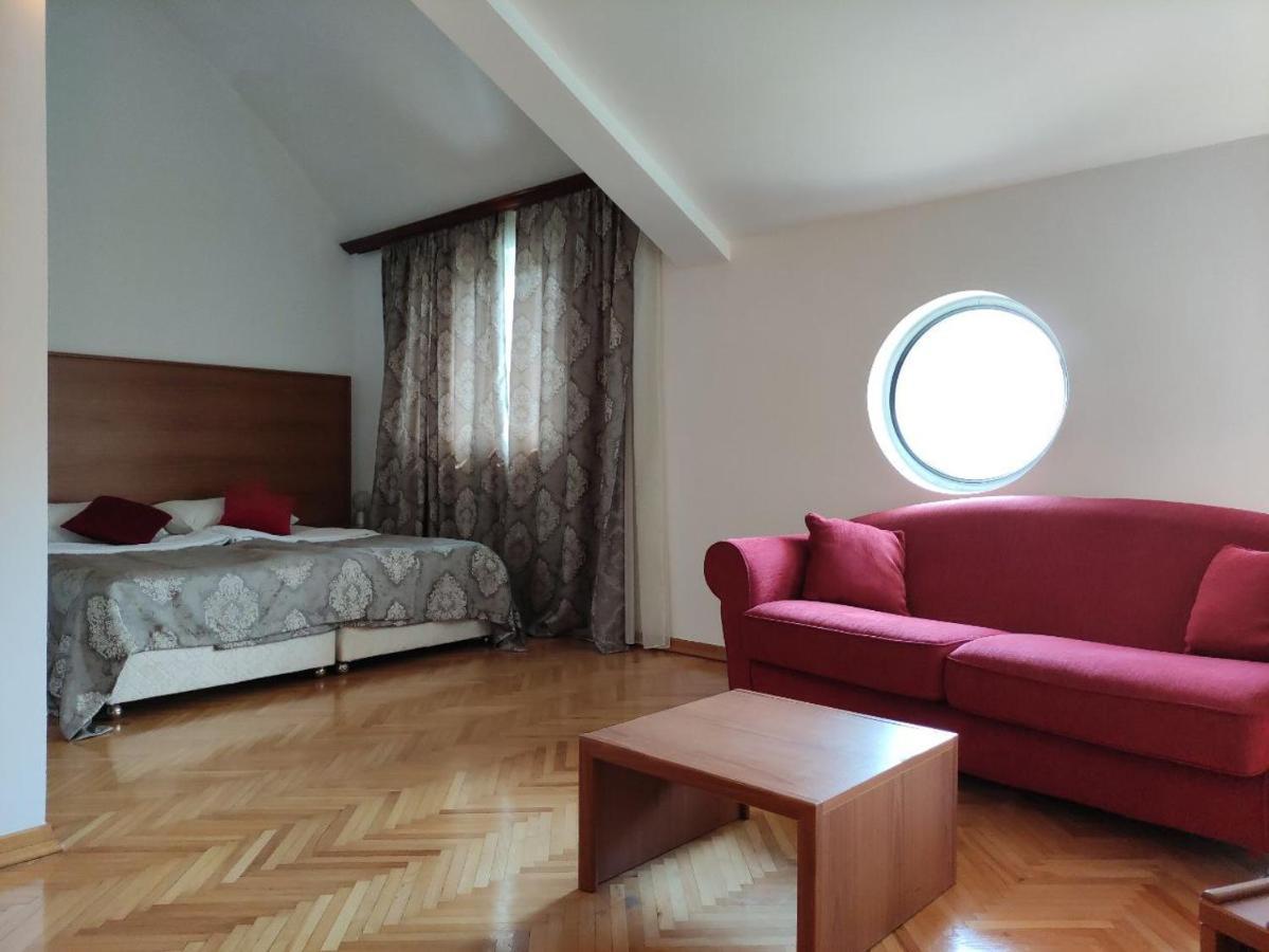 Hotel Ambasador Podgorica Luaran gambar