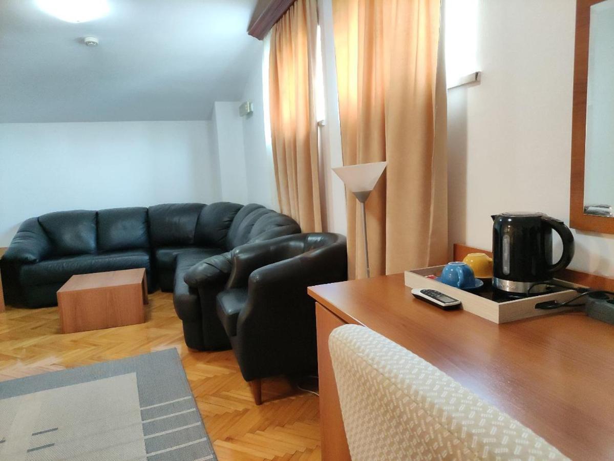 Hotel Ambasador Podgorica Luaran gambar