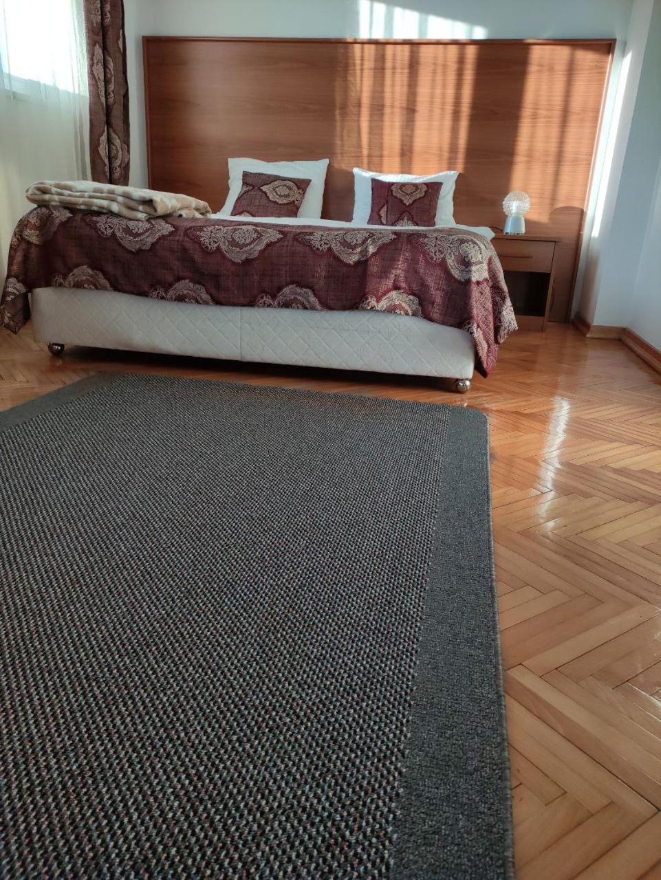Hotel Ambasador Podgorica Luaran gambar