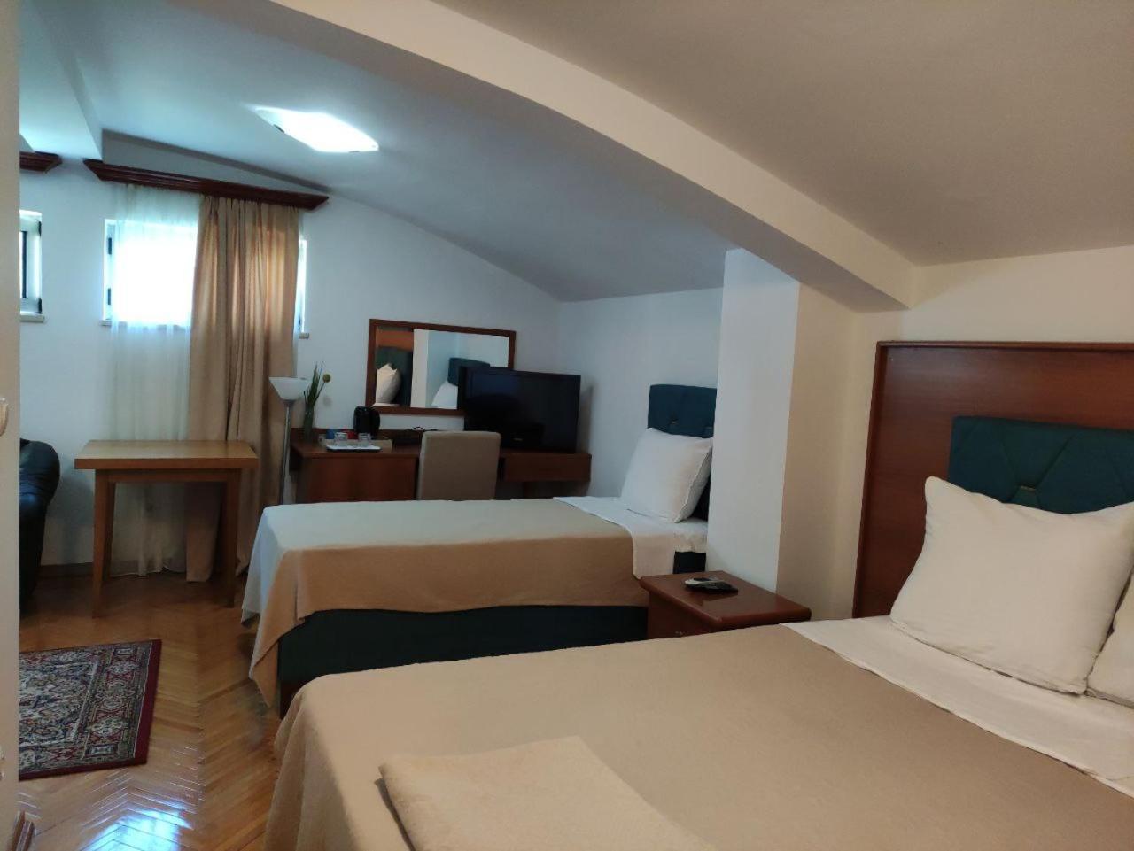Hotel Ambasador Podgorica Luaran gambar