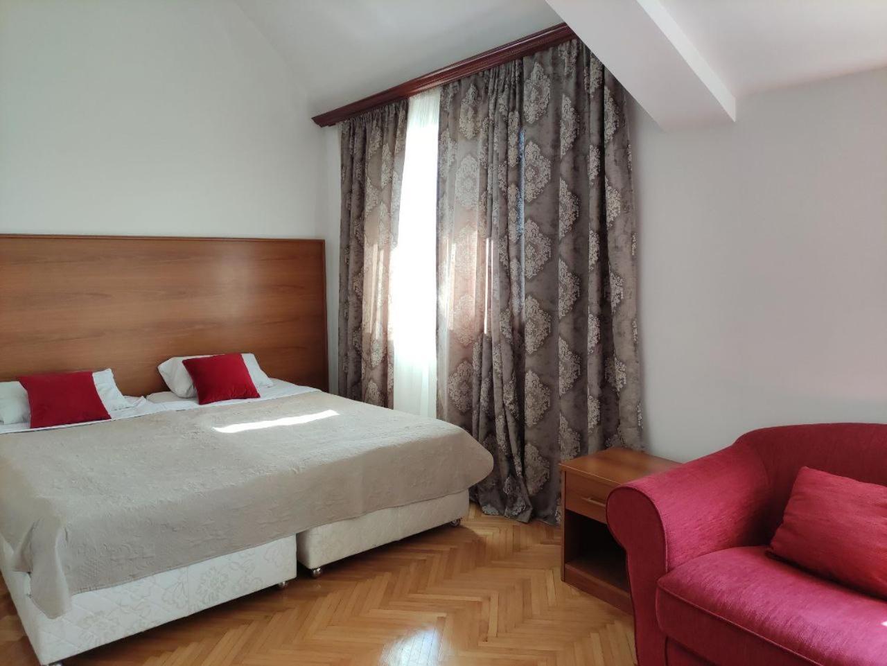 Hotel Ambasador Podgorica Luaran gambar