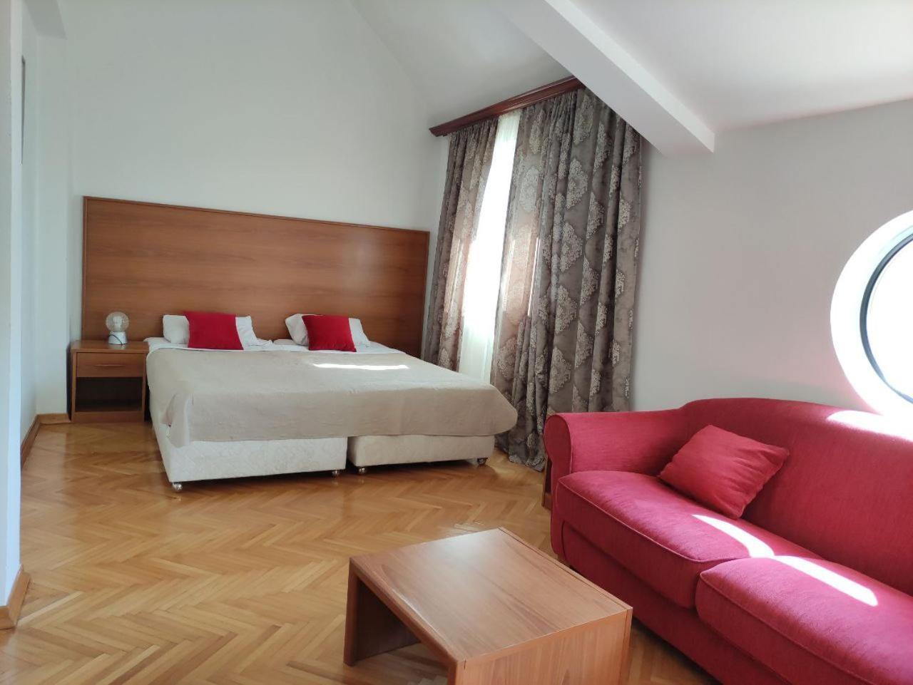 Hotel Ambasador Podgorica Luaran gambar
