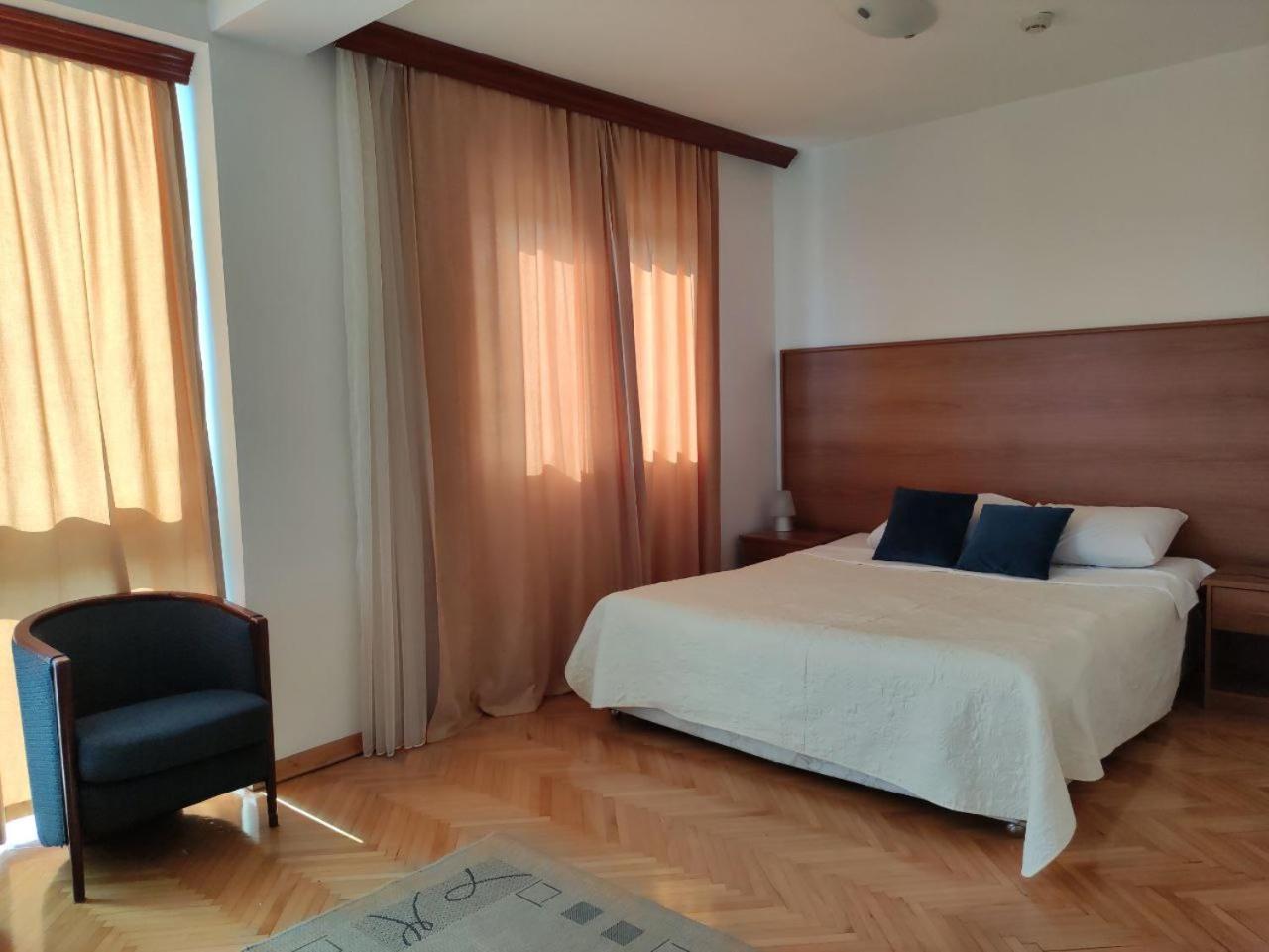 Hotel Ambasador Podgorica Luaran gambar