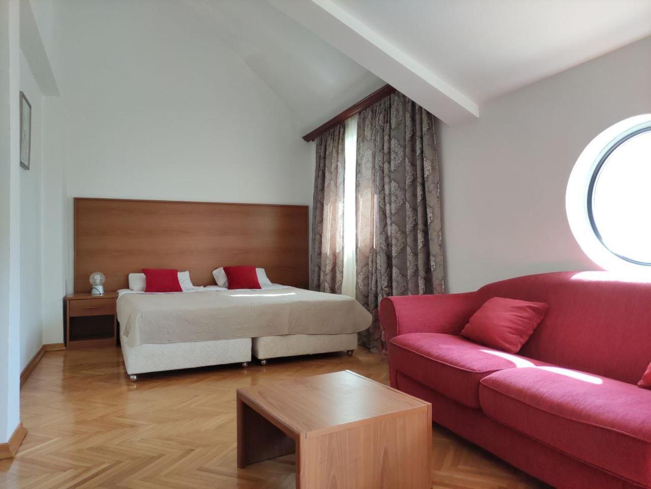 Hotel Ambasador Podgorica Luaran gambar